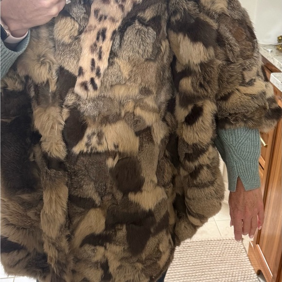 Luxurious Fur Cape in Brown Tones - Picture 11 of 14